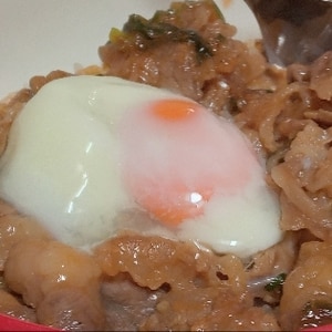 豚切り落とし肉で帯広風豚丼☆温玉添え